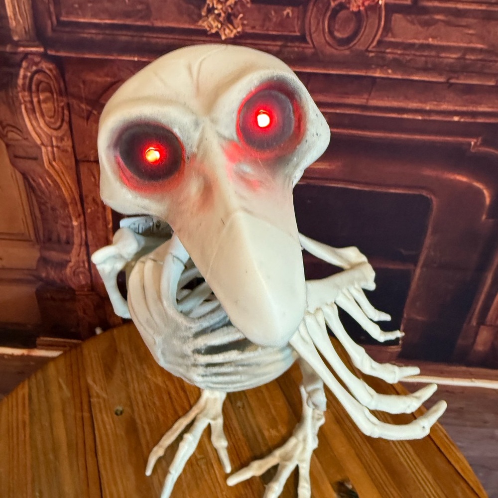 Skeleton Vulture Crow Halloween Bird Decor with Red Eyes Decor Party Craft NWT - Picture 3 of 17